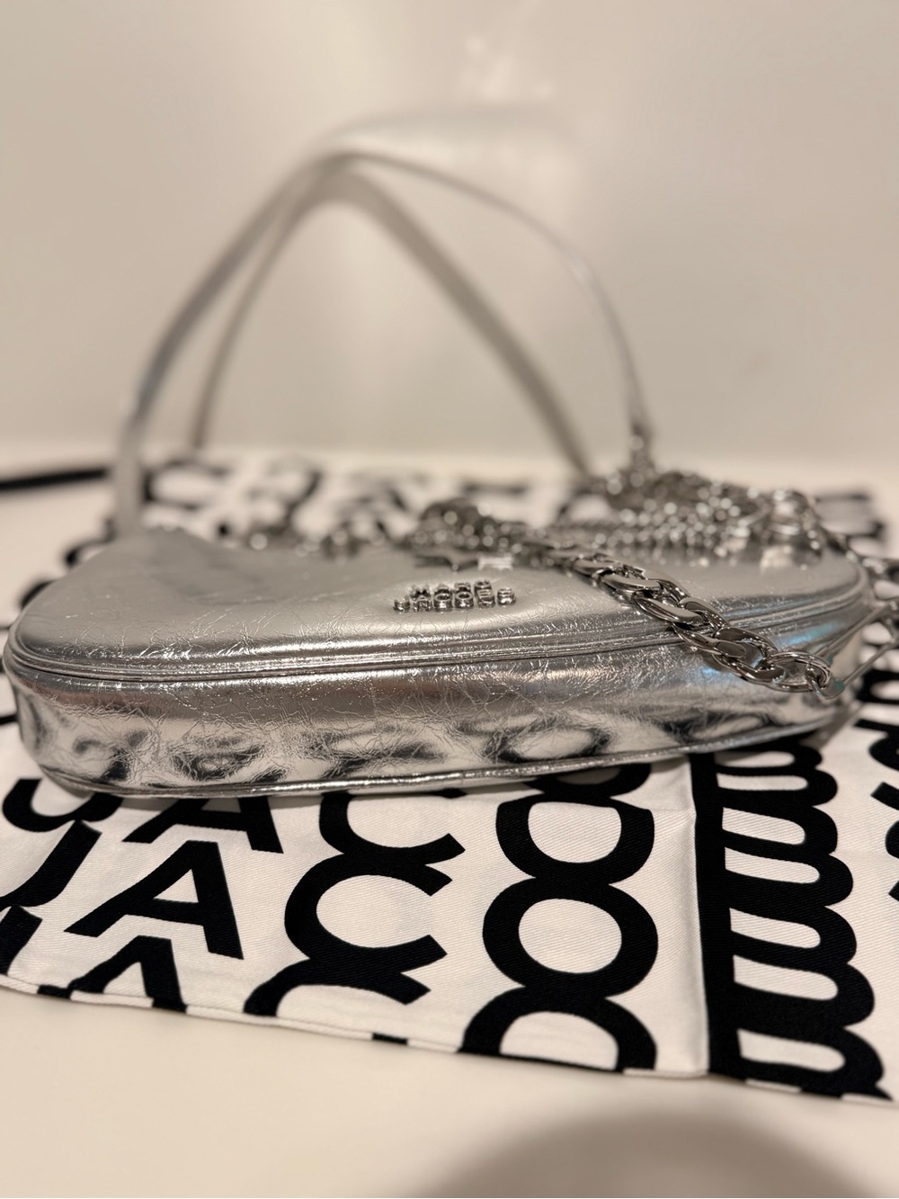NWT Marc Jacobs crinkle shoulder bag with chain charm- silver (LAST ONE!) - Picture 7 of 10
